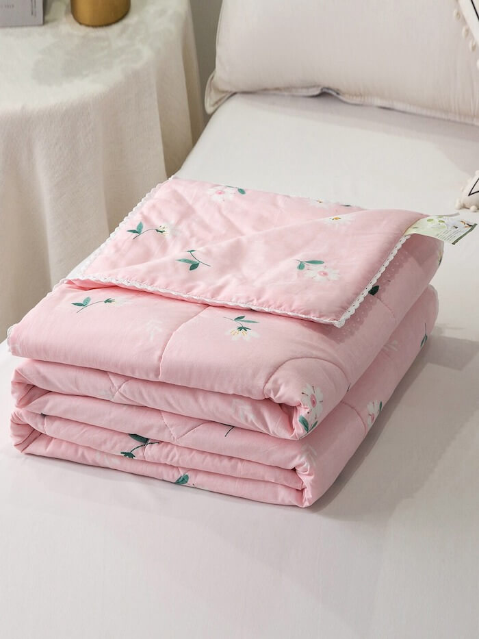 Floral Quilt in Pink and White, Single