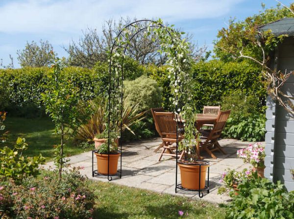 Steel Climbing Arch with 2 Plant Slots for Intertwining Plants, in Black