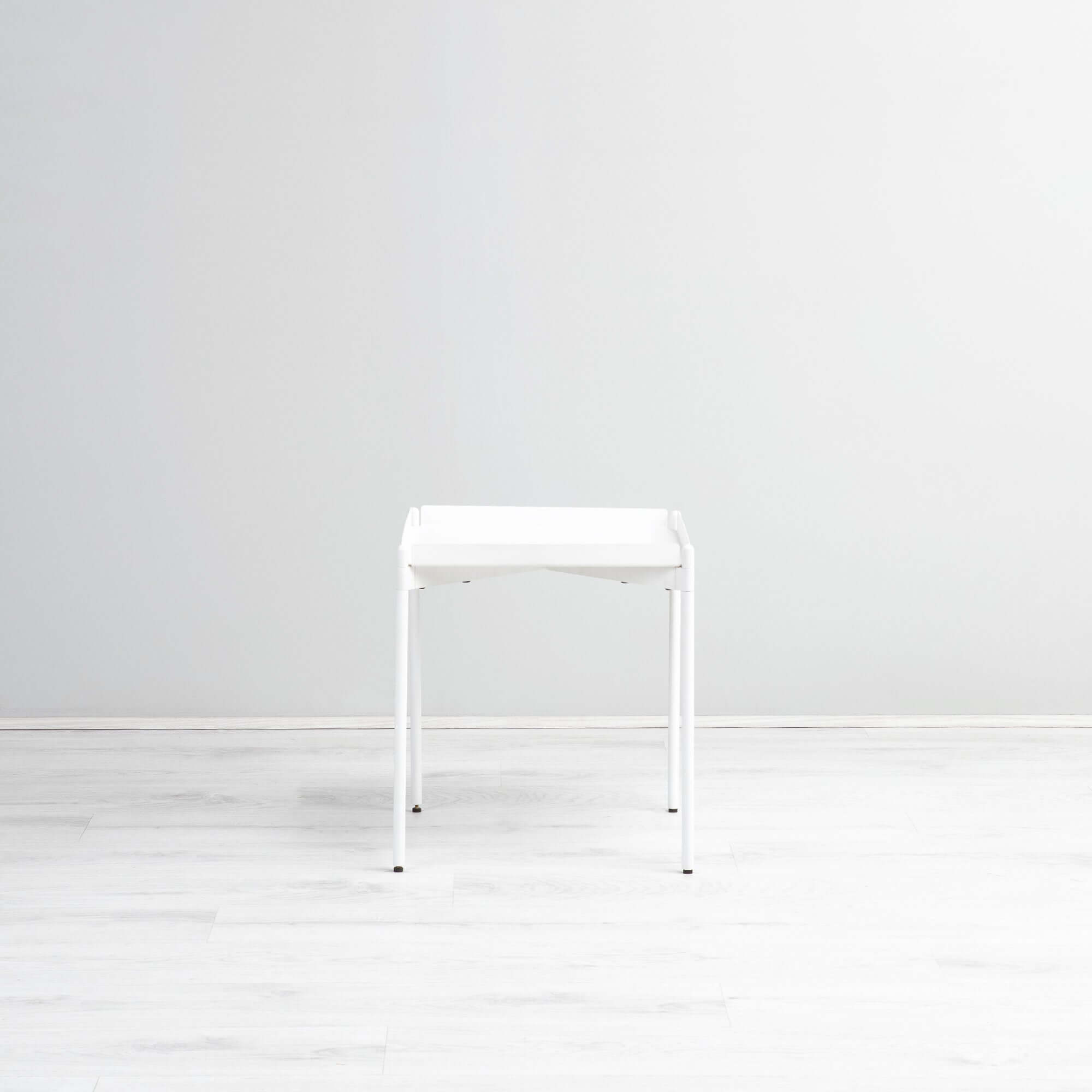 Tray Table in White, Aio