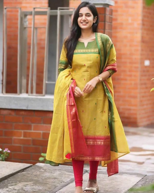 Self-Design Kurta Set by Nyrika